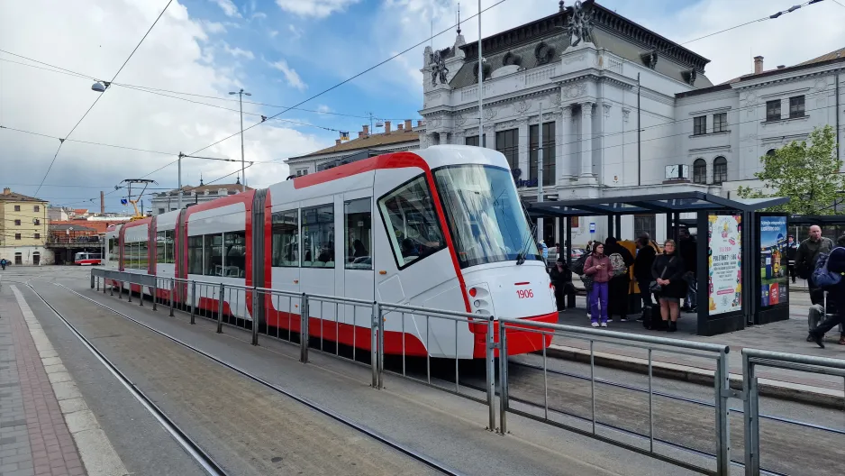 Brno sporvognslinje 2 med lavgulvsledvogn 1906 ved Hlavní Nádraží (2024)