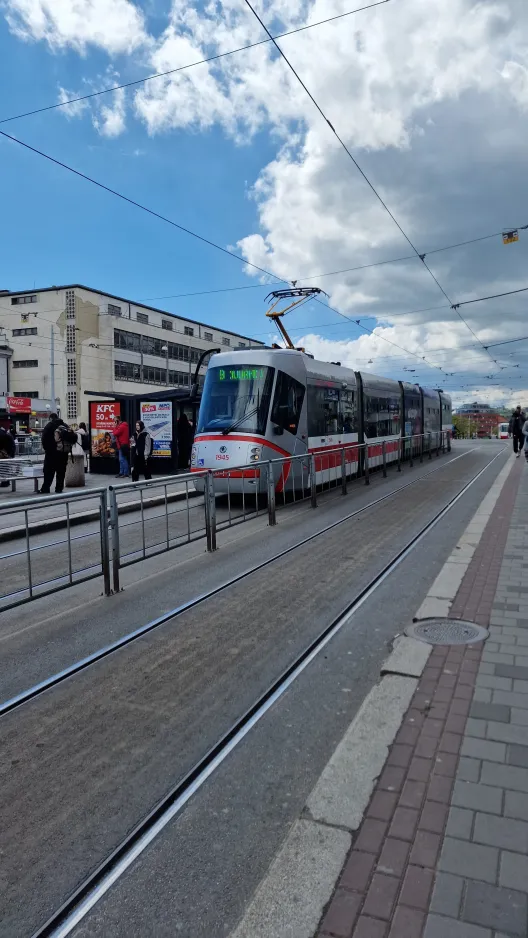 Brno sporvognslinje 9 med lavgulvsledvogn 1945 ved Hlavní Nádraží (2024)