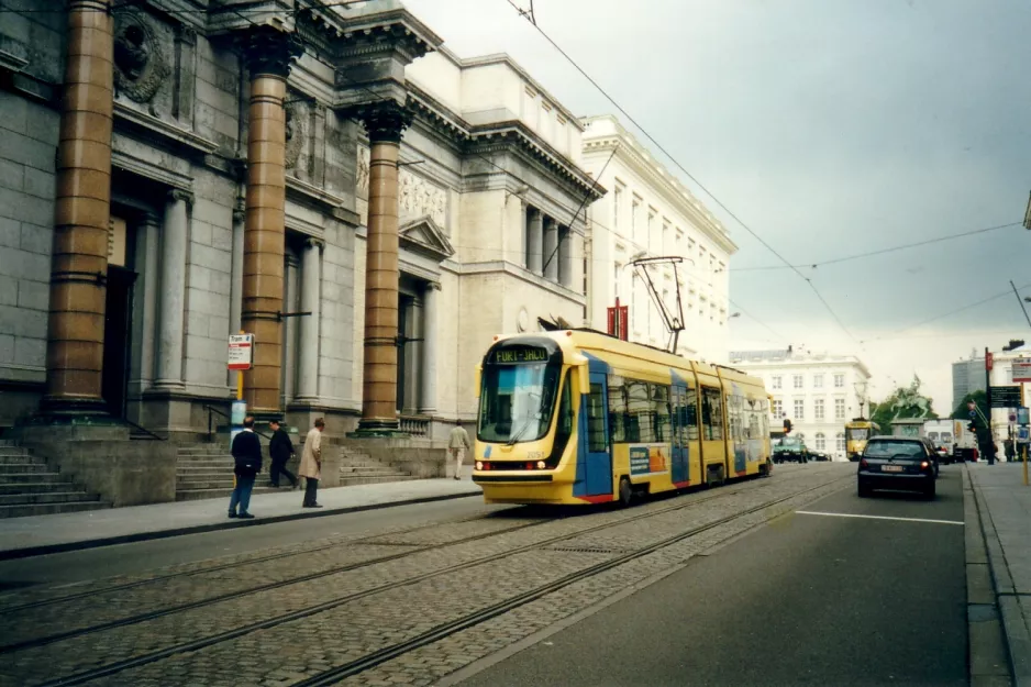 Bruxelles lavgulvsledvogn 2051 på Rue de la Régence (2002)