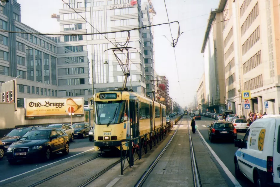 Bruxelles sporvognslinje 52 med ledvogn 7941 tæt på Gade du Midi / Zuidstation (2007)