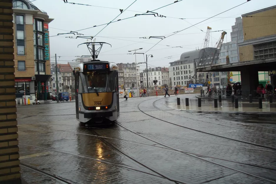 Bruxelles sporvognslinje 82 med ledvogn 7766 ved Gade du Midi / Zuidstation (2008)