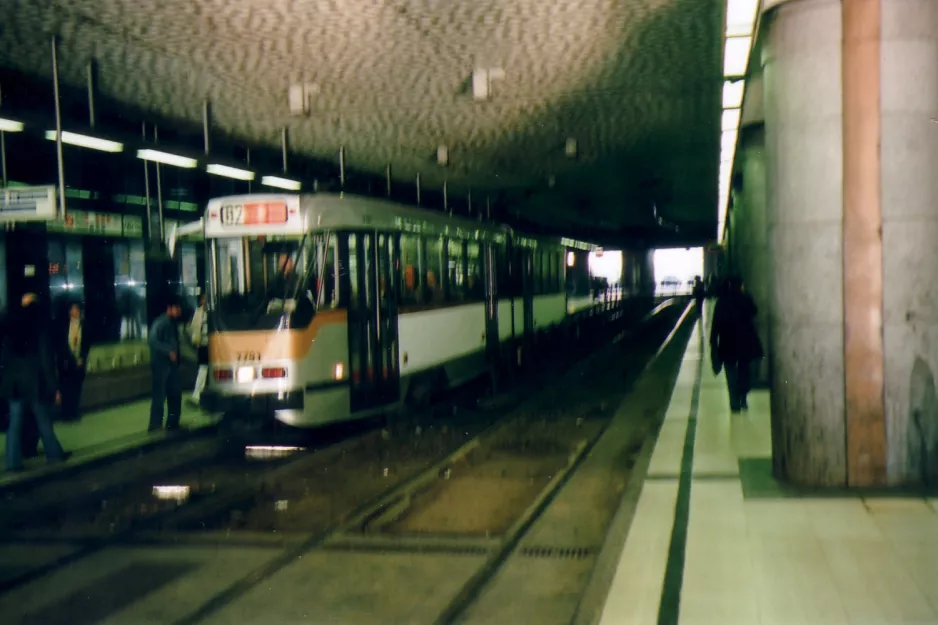 Bruxelles sporvognslinje 82 med ledvogn 7791 ved Gade du Midi / Zuidstation (2007)