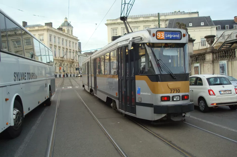 Bruxelles sporvognslinje 93 med ledvogn 7710 på Rue Royale/Koningssraat (2017)