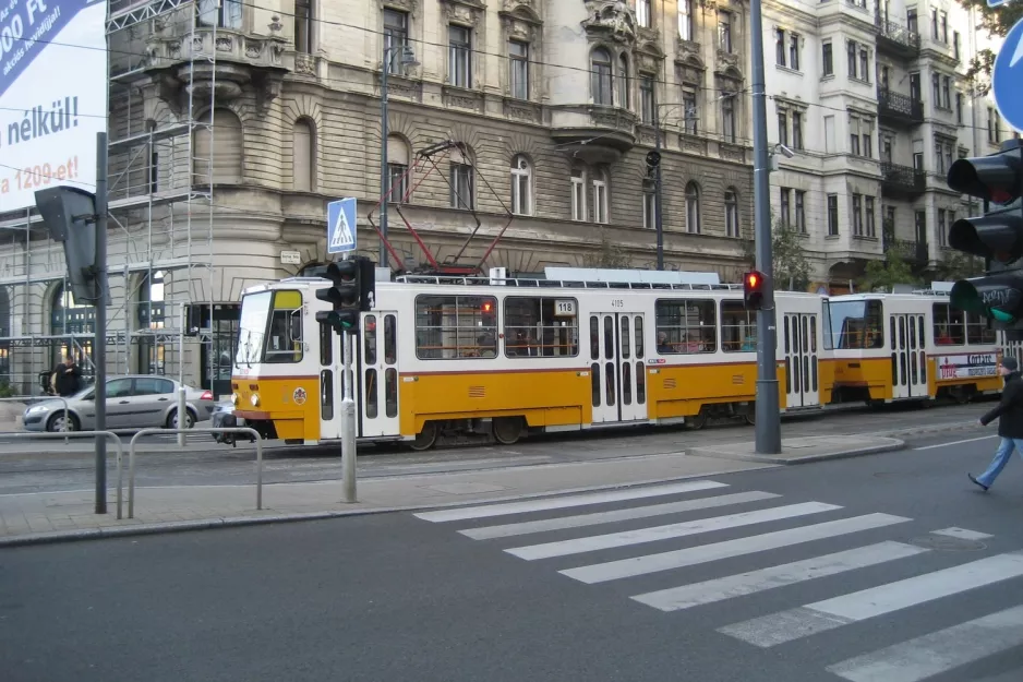 Budapest ekstralinje 118 med motorvogn 4105 på Róbert Károly körút (2006)