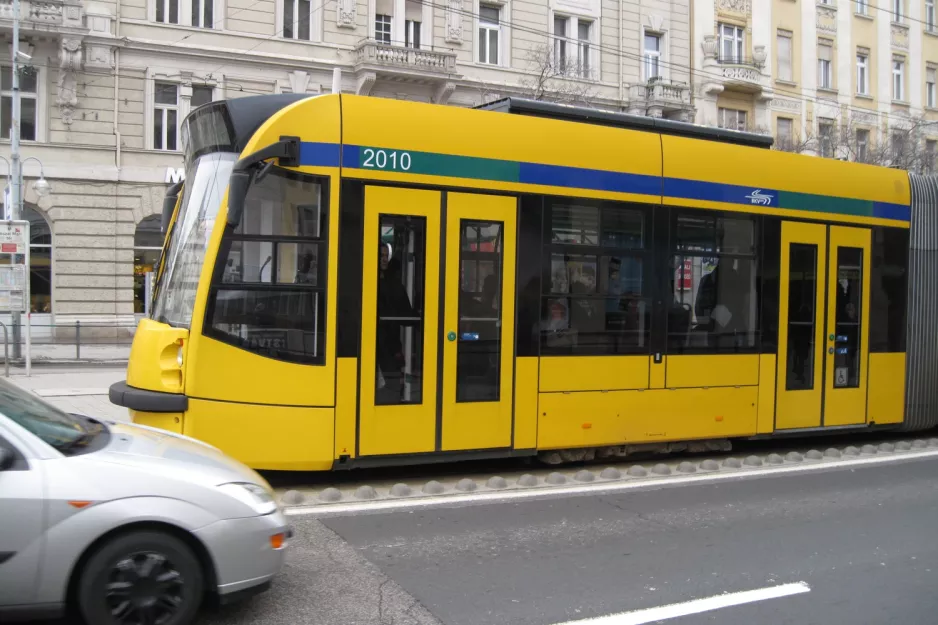 Budapest lavgulvsledvogn 2010 ved Jászai Mari tér (2013)