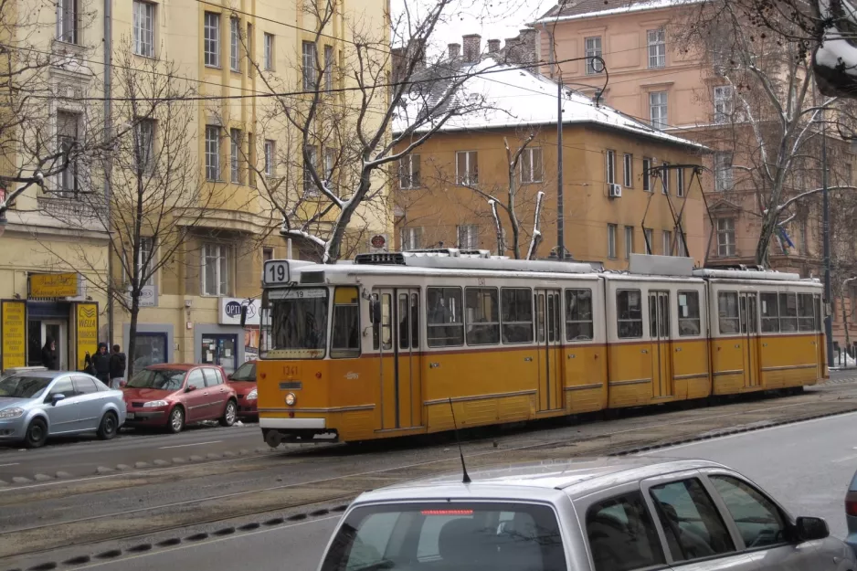 Budapest sporvognslinje 19 med ledvogn 1341 nær Gárdonyi tér (2013)