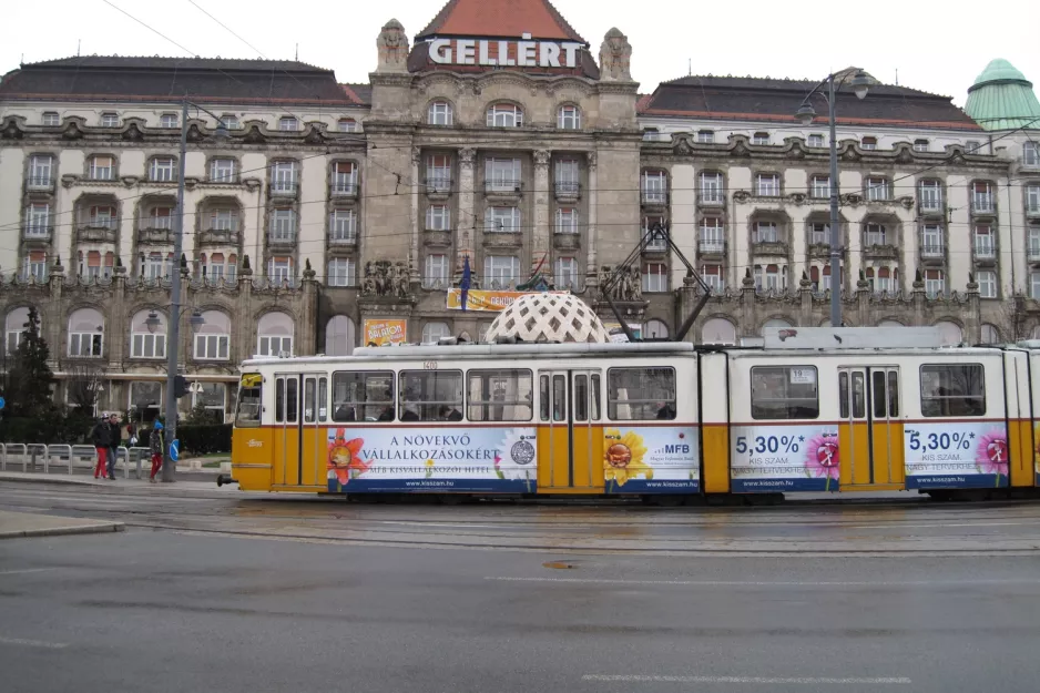 Budapest sporvognslinje 19 med ledvogn 1400 ved Szent Gellért tér - Műegyetem M (2013)