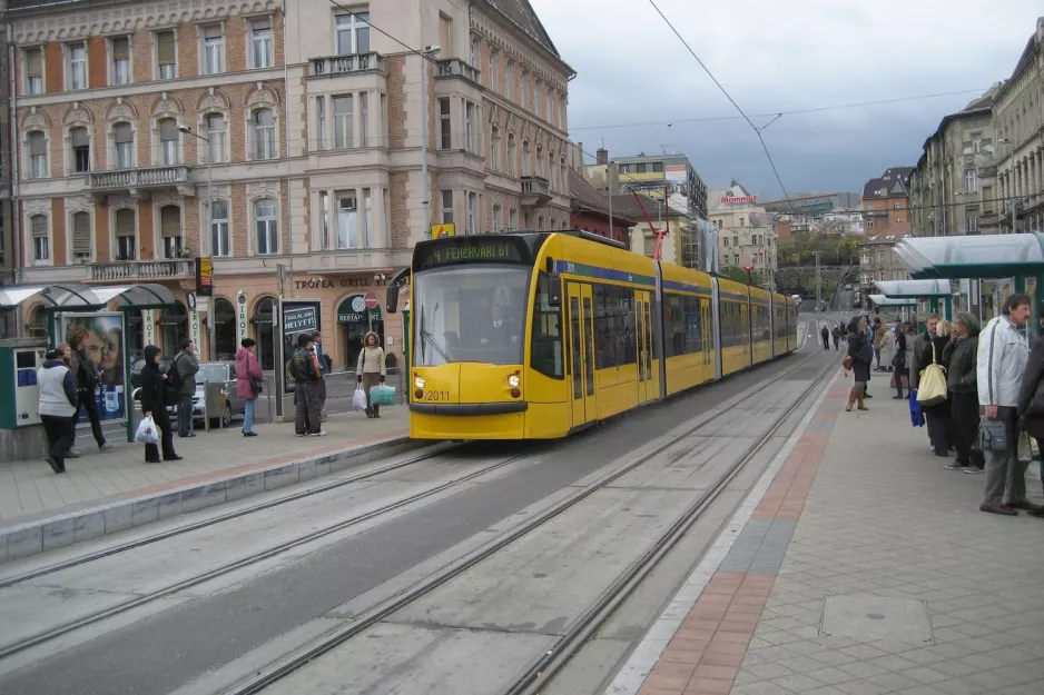 Budapest sporvognslinje 4 med lavgulvsledvogn 2011 ved Margit híd, budai hídfő H (2006)