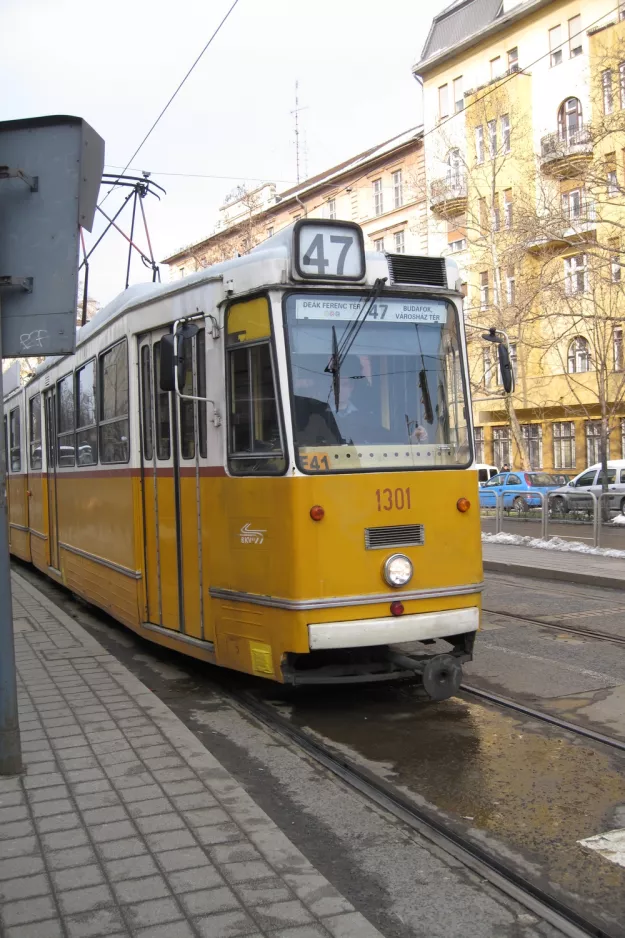 Budapest sporvognslinje 47 med ledvogn 1301 nær Gárdonyi tér (2013)