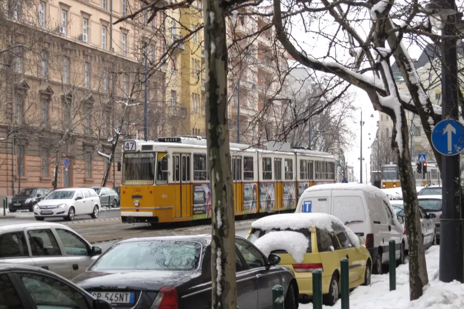 Budapest sporvognslinje 47 med ledvogn 1366 nær Gárdonyi tér (2013)