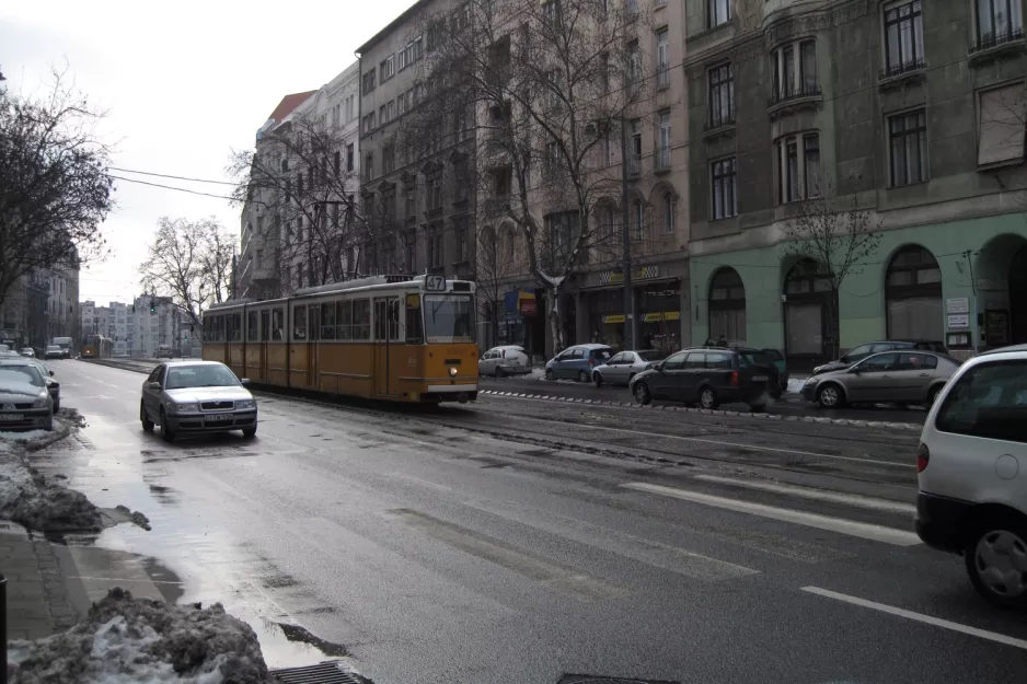 Budapest sporvognslinje 47 med ledvogn 1430 nær Gárdonyi tér (2013)