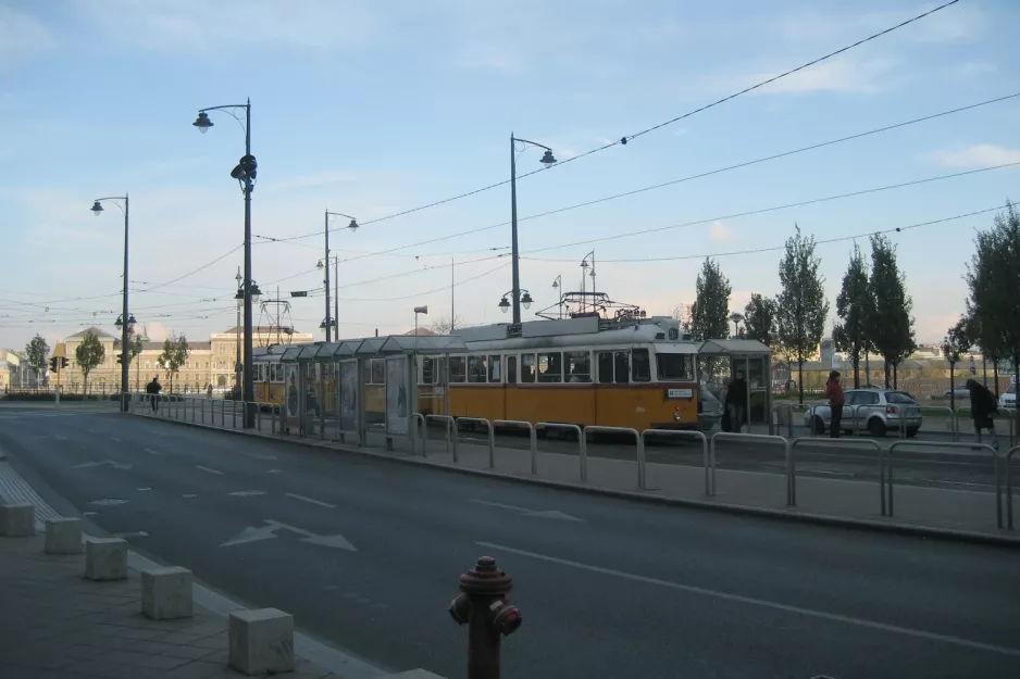 Budapest sporvognslinje 49 med motorvogn 3366 tæt på Szent Gellért tér - Műegyetem M (2006)