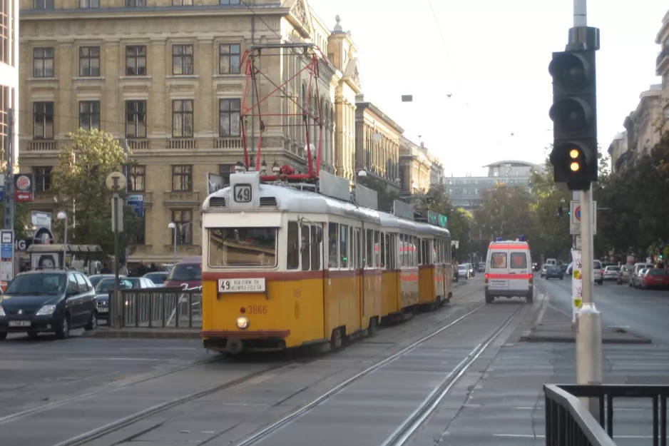 Budapest sporvognslinje 49 med motorvogn 3866 på Róbert Károly körút (2006)