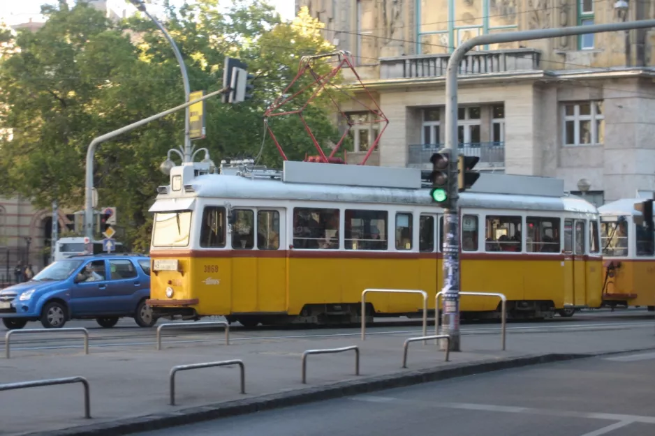 Budapest sporvognslinje 49 med motorvogn 3868 ved Deák Ferenc tér (2006)