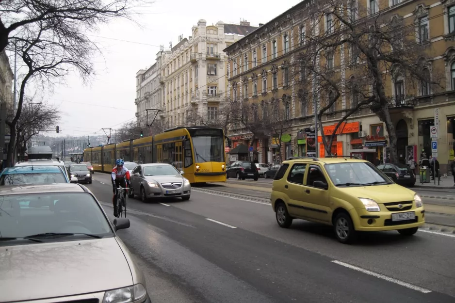 Budapest sporvognslinje 6 med lavgulvsledvogn 2008 på Szent István körút (2013)