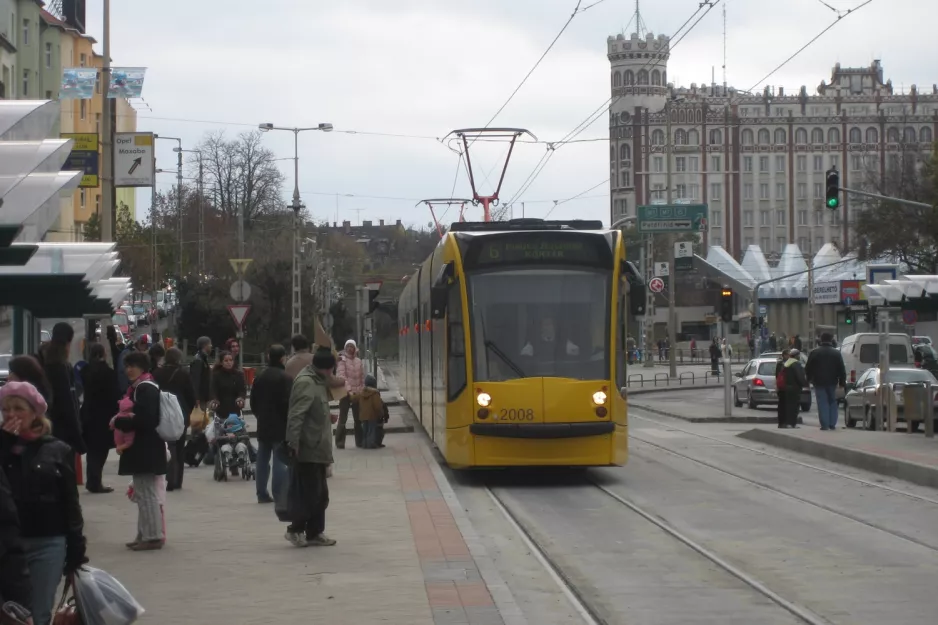 Budapest sporvognslinje 6 med lavgulvsledvogn 2008 ved Széll Kálmán tér (2006)