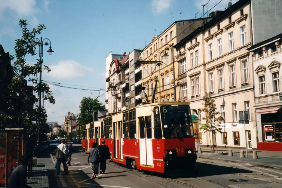 Bydgoszcz sporvognslinje 6 med motorvogn 342 ved Dworcowa (2004)