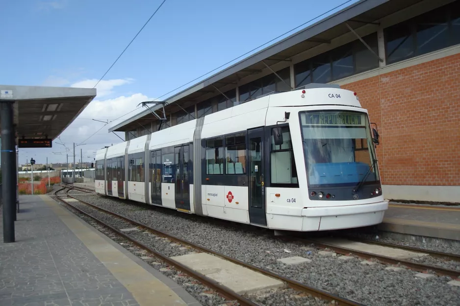 Cagliari sporvognslinje 1 med lavgulvsledvogn 04 ved San Gottardo (2010)