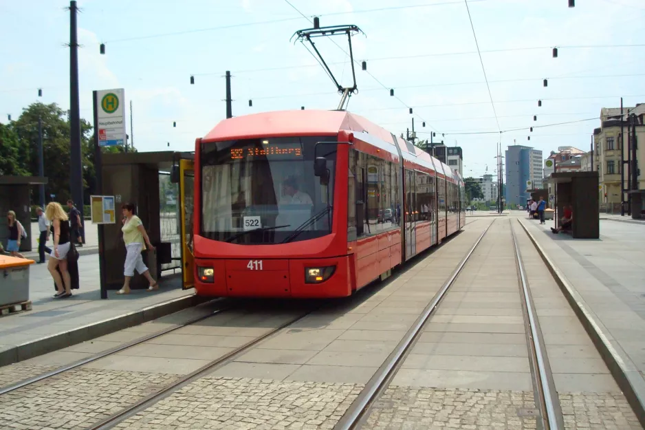 Chemnitz regionallinje C11 med lavgulvsledvogn 411 "Stollberg" ved Hauptbahnhof (2008)