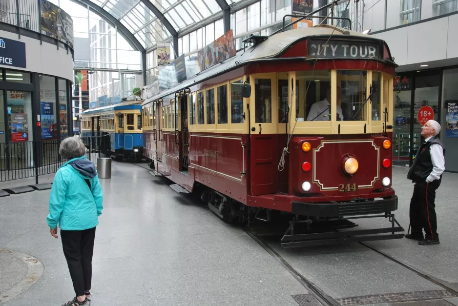 Christchurch Tramway linje med motorvogn 244 ved Christchurch Tramway (2023)