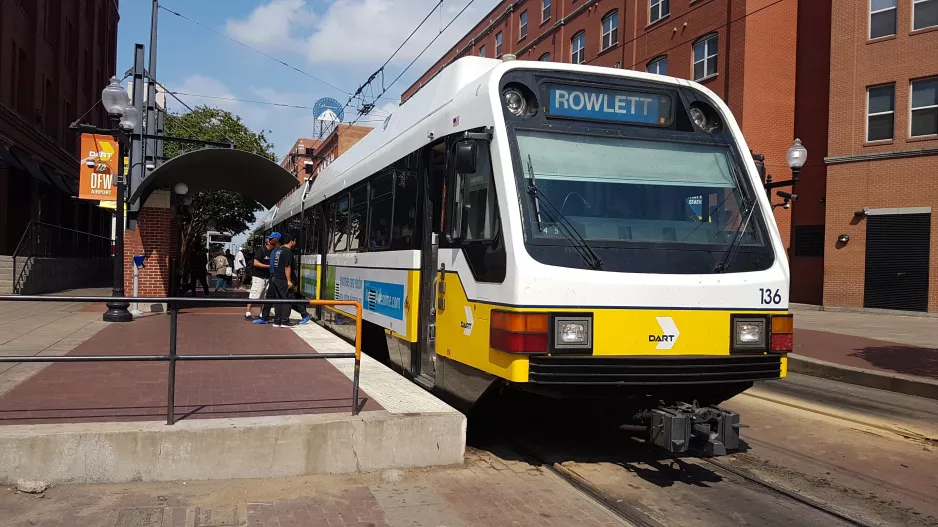 Dallas linje Blå med ledvogn 136 ved West End Station (2018)