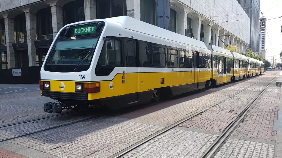 Dallas linje Grøn med ledvogn 159 nær St Paul Station (2018)