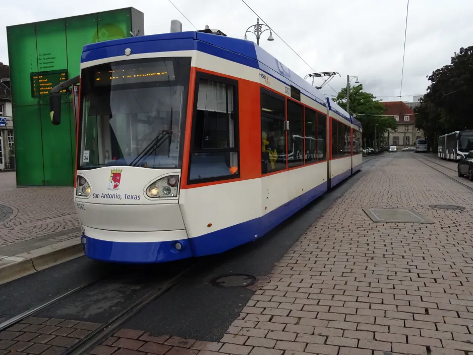 Darmstadt ekstralinje 2 med lavgulvsledvogn 0782 "San Antonio, Texas" ved Hauptbahnhof (Platz der Deutschen Einheit) (2024)