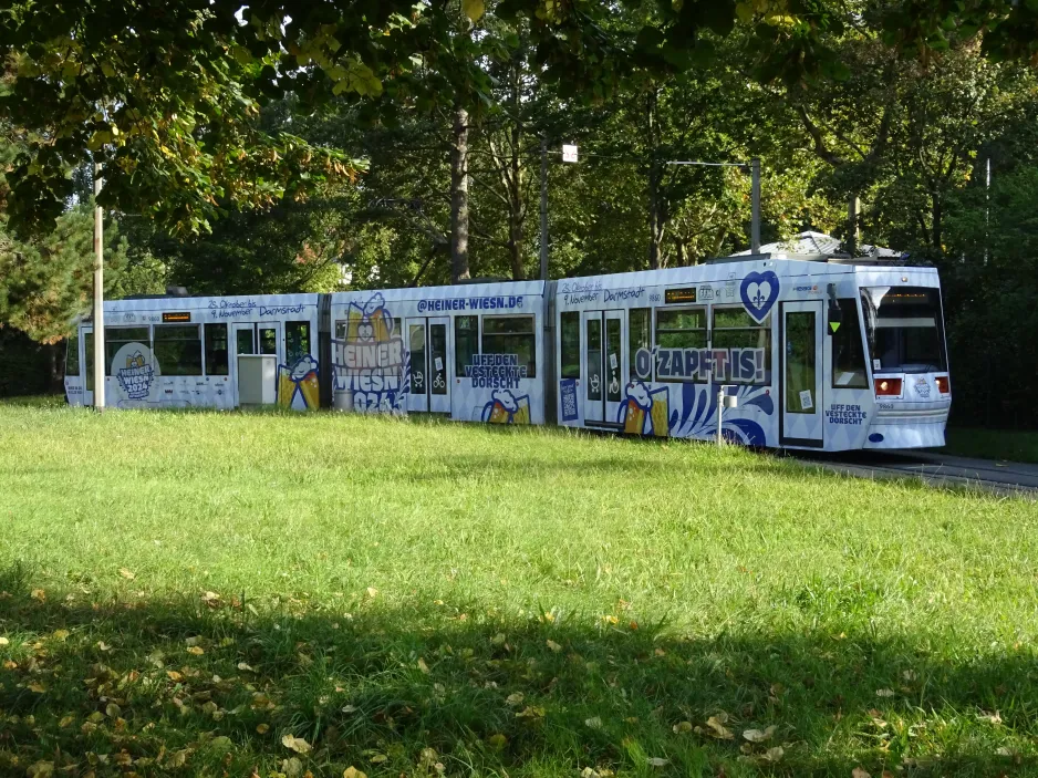 Darmstadt sporvognslinje 3 med lavgulvsledvogn 9860 ved Lichtenbergschule (2024)