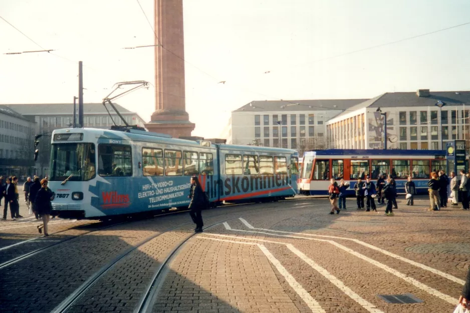 Darmstadt sporvognslinje 3 med ledvogn 7807 ved Luisenplatz (2001)