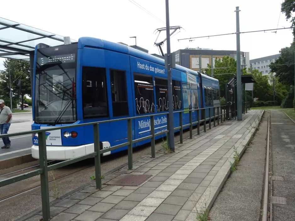 Dessau sporvognslinje 3 med lavgulvsledvogn 301 ved Hauptbahnhof (2023)