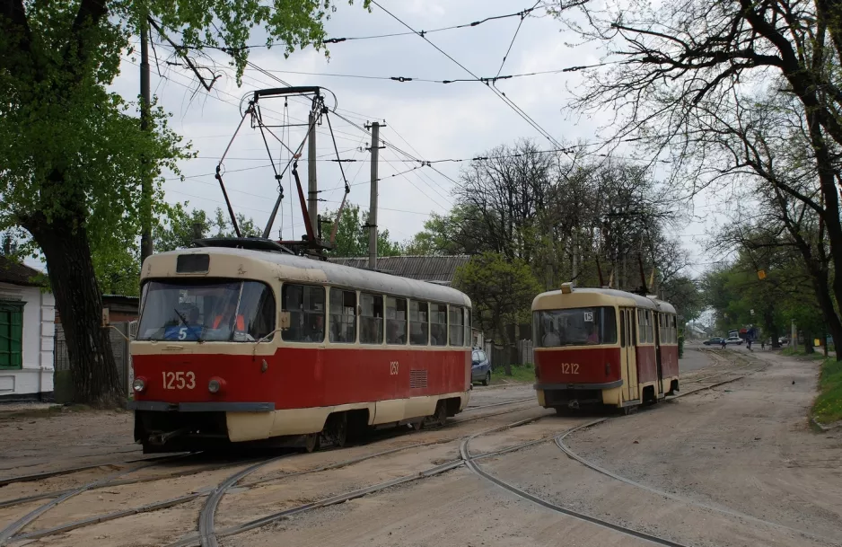 Dnipro sporvognslinje 5 med motorvogn 1253 udenfor Zaliznychnyi vokzal (2011)