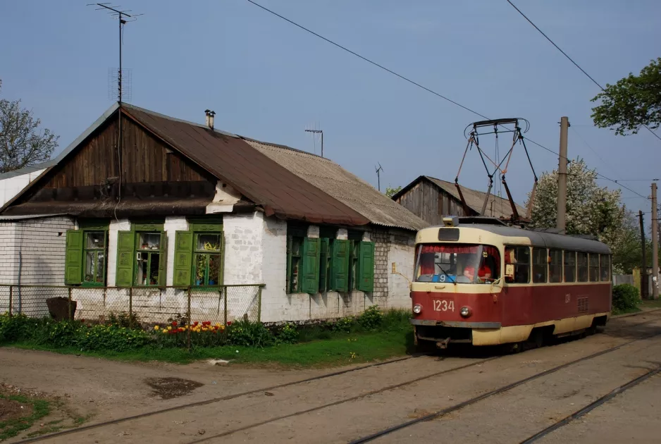 Dnipro sporvognslinje 9 med motorvogn 1234 nær Svitla St (2011)