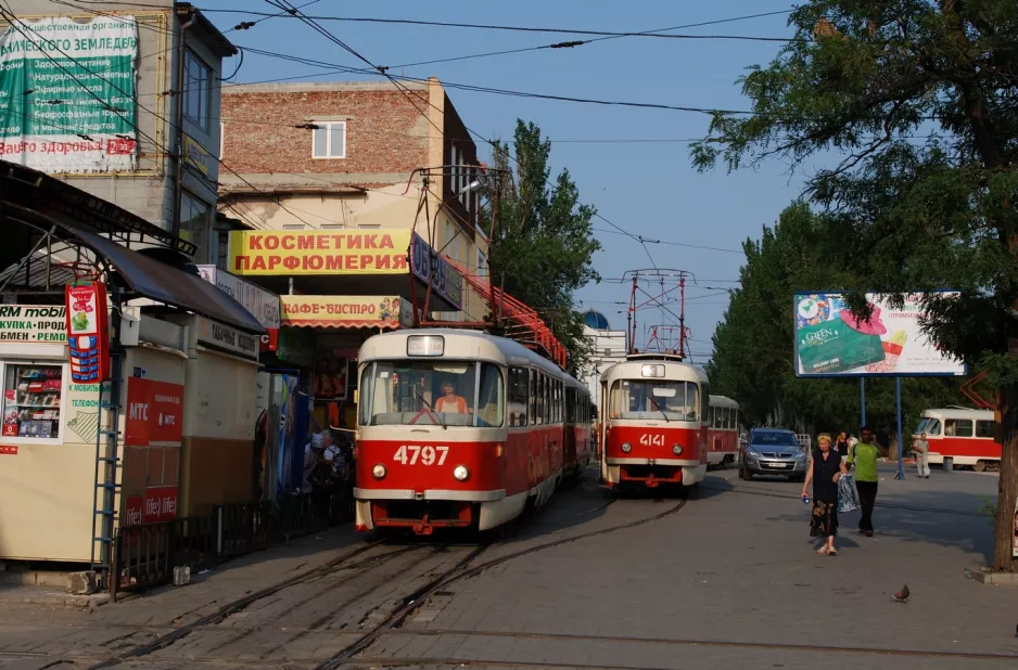 Donetsk motorvogn 4797 foran wuł. Czerwonoarmijśka (2012)