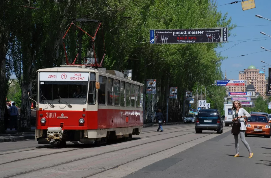 Donetsk sporvognslinje 1 med motorvogn 3007 nær Moskva Mall (2011)