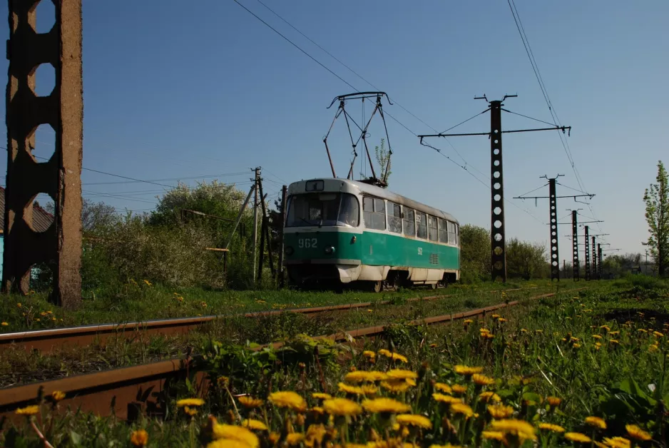 Donetsk sporvognslinje 1 med motorvogn 962 nær Kuindzhi St (2011)