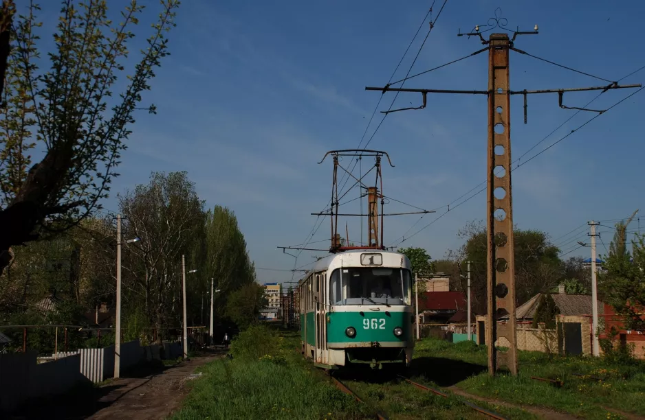 Donetsk sporvognslinje 1 med motorvogn 962 på Putylivs'ka Street (2011)