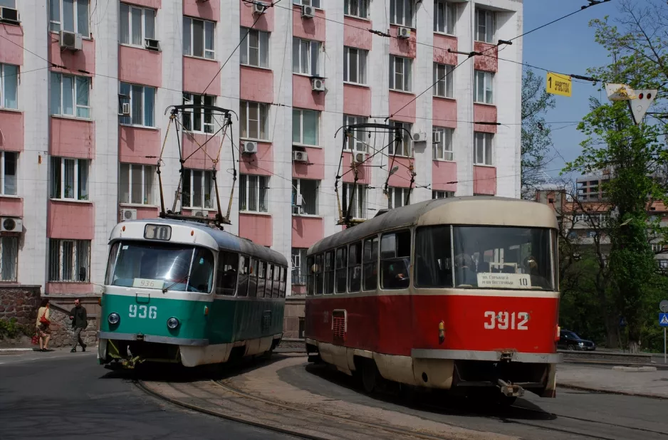 Donetsk sporvognslinje 10 med motorvogn 936 ved wuł. Horkoho (2011)