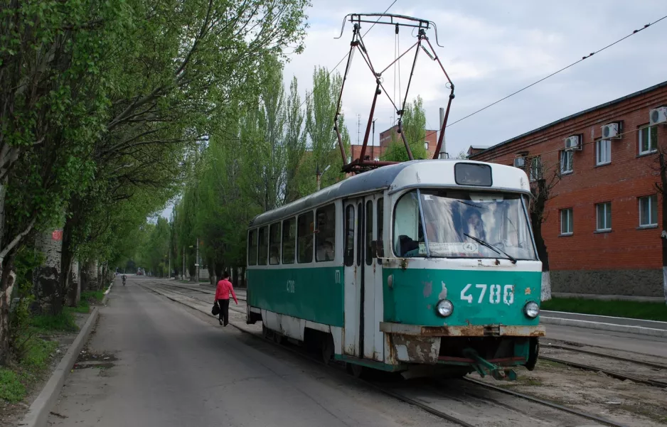 Donetsk sporvognslinje 4 med motorvogn 4786 på Profesoriv Bohoslovskykh St (2011)