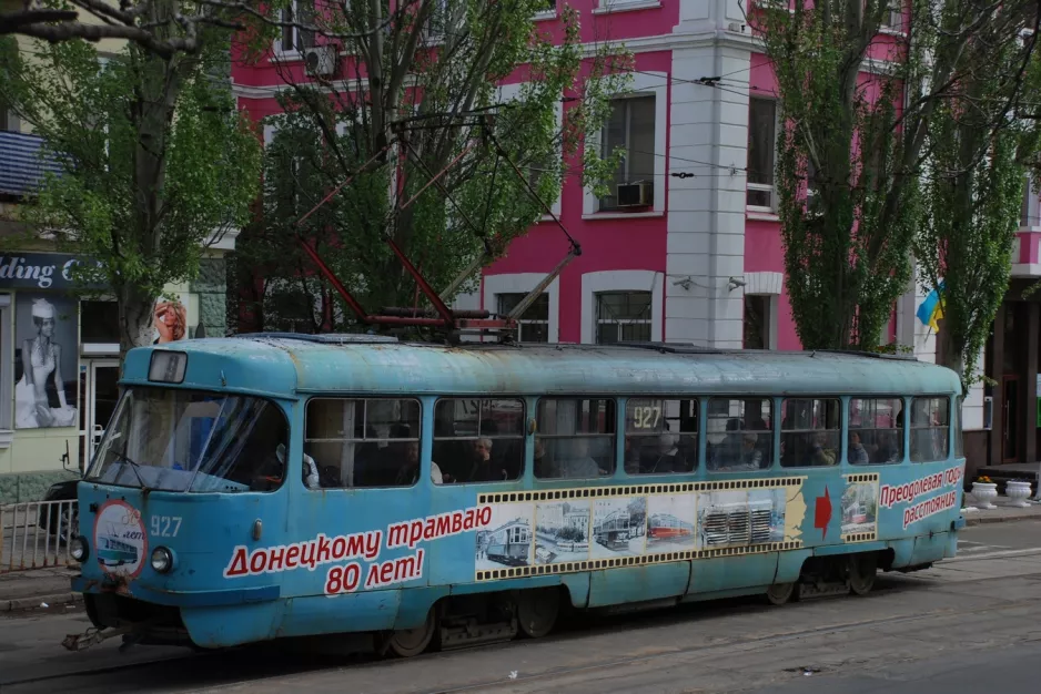 Donetsk sporvognslinje 9 med motorvogn 927 nær Akademichna (2011)