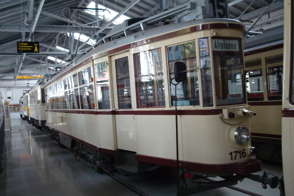 Dresden motorvogn 1716 i Straßenbahnmuseum (2015)