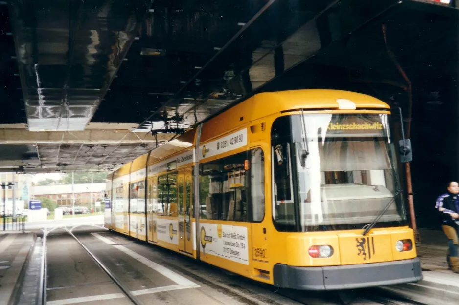 Dresden sporvognslinje 1 med lavgulvsledvogn 2590 ved Bahnhof Mitte (2002)