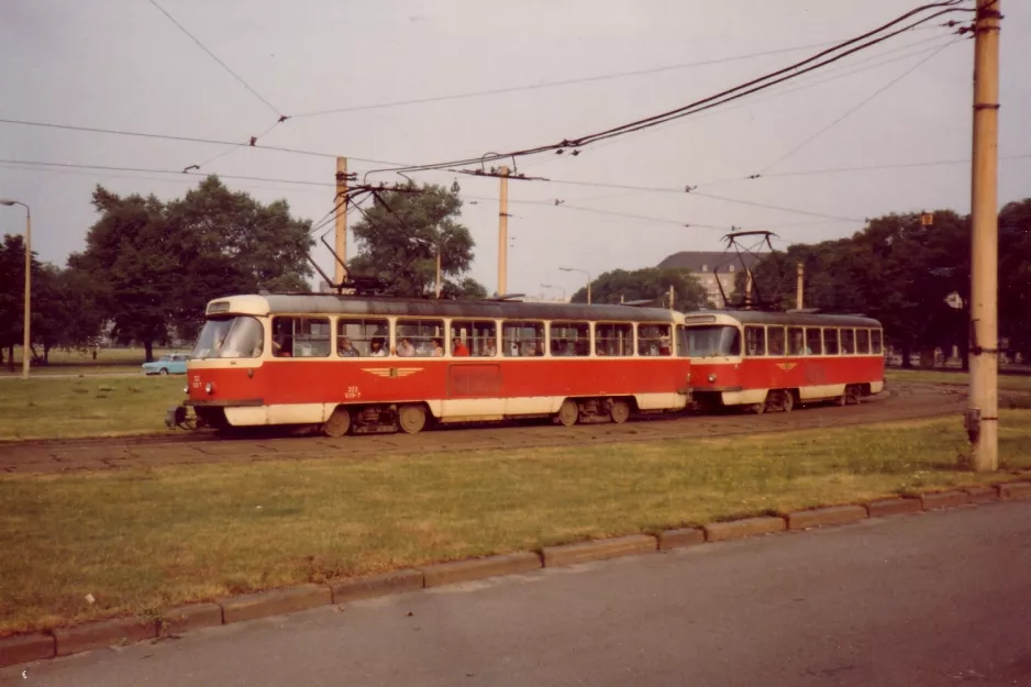 Dresden sporvognslinje 11 med motorvogn 222 828-7 nær Prager Str. (1983)