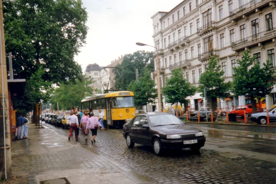 Dresden sporvognslinje 26 med motorvogn 129 ved Bautzner Straße/Rothenbürger Straße (1993)