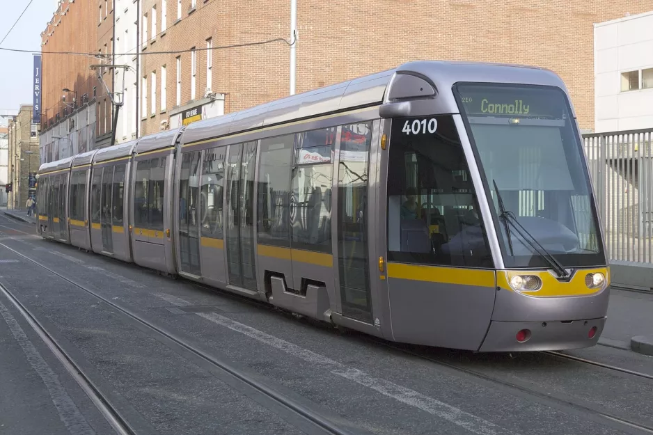 Dublin linje Rød med lavgulvsledvogn 4010 på Jervis (2011)