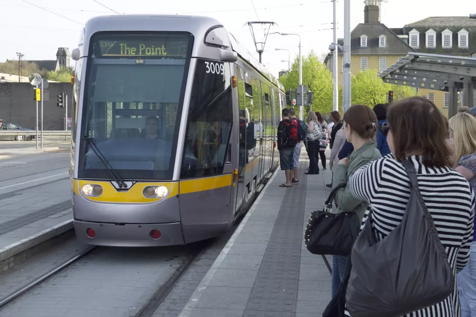 Dublin sporvognslinje Rød med lavgulvsledvogn 3009 ved Heuston (2011)