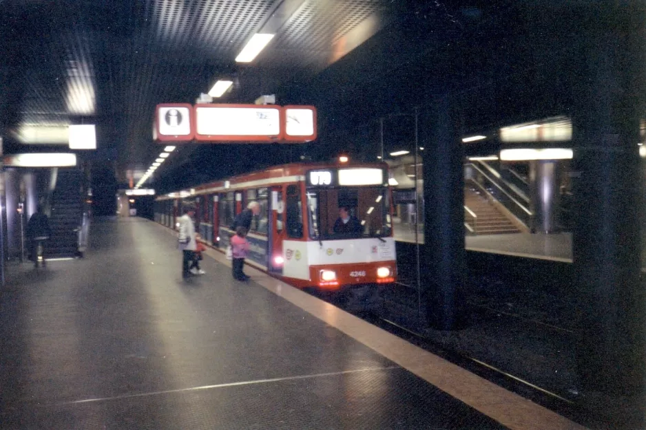 Duisburg regionallinje U79 med ledvogn 4246 ved Hauptbahnhof (1996)