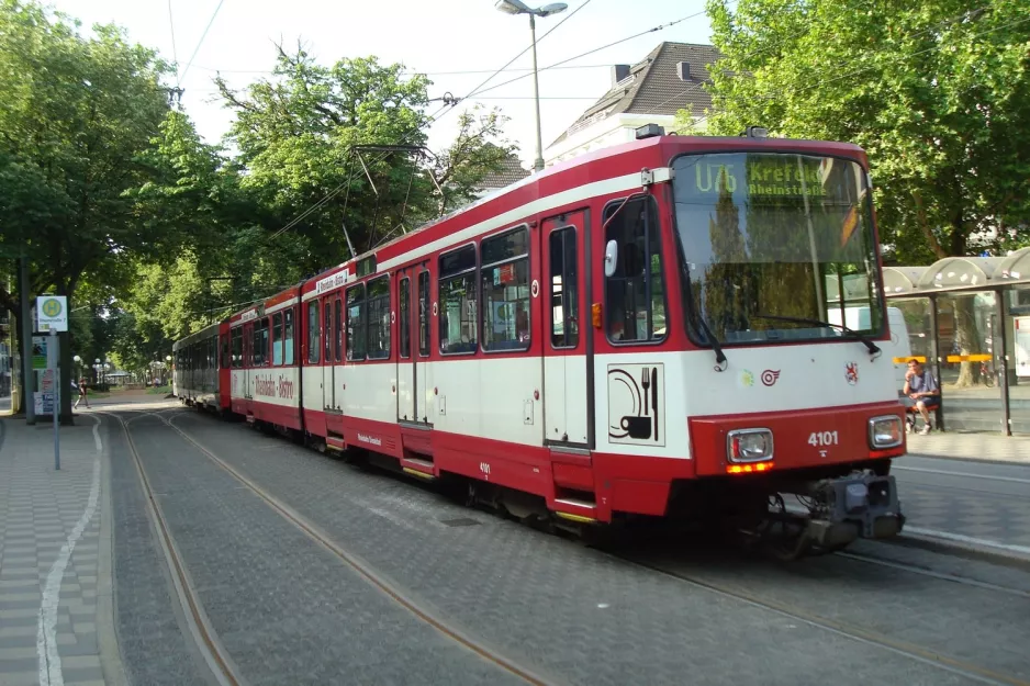 Düsseldorf ekstraregionallinje U76 med ledvogn 4101 ved Krefeld, Rheinstraße (2010)