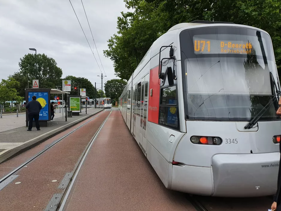 Düsseldorf regionallinje U71 med lavgulvsledvogn 3345 ved Benrath S (2020)