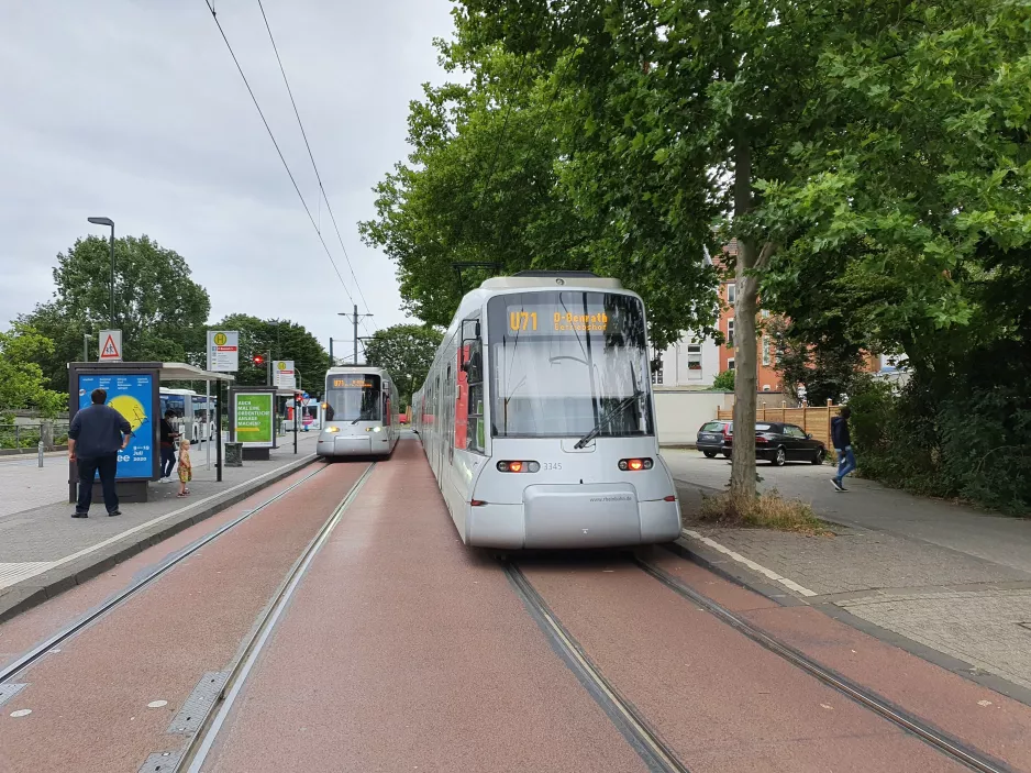 Düsseldorf regionallinje U71 med lavgulvsledvogn 3354 ved Benrath S (2020)