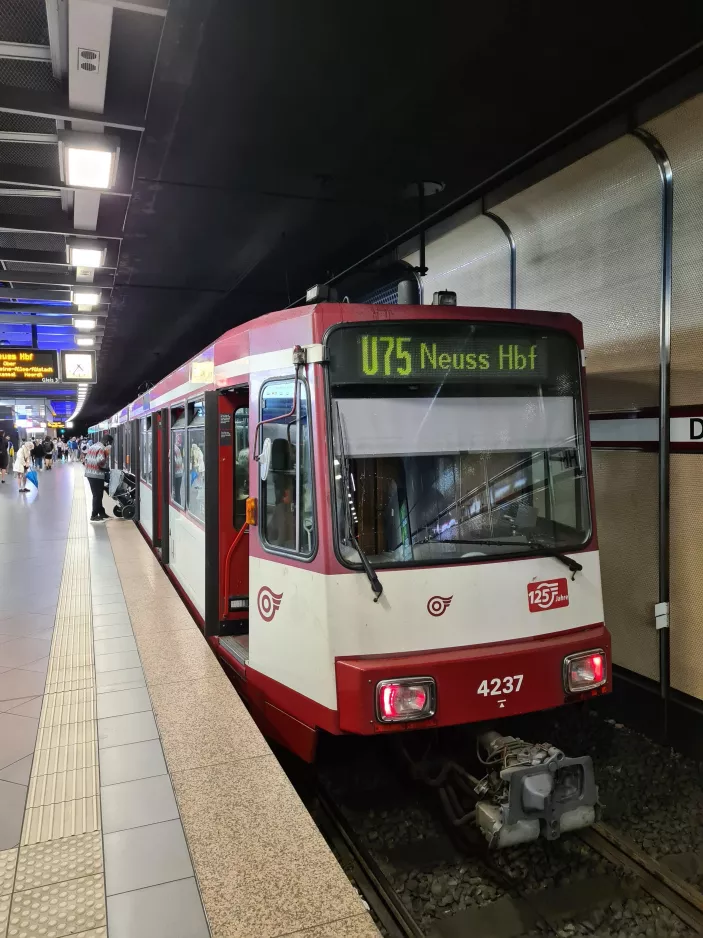 Düsseldorf regionallinje U75 med ledvogn 4237 ved D-Steinstraße U (2022)